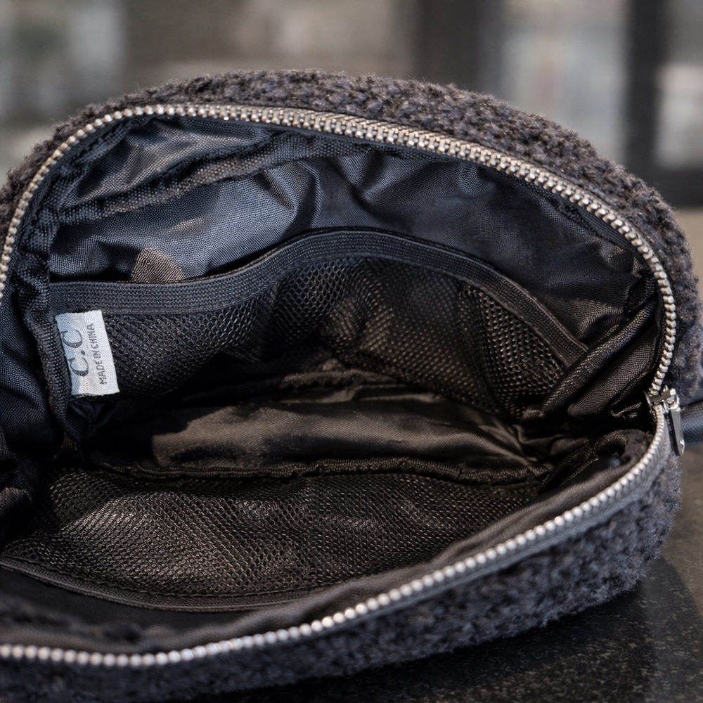 🖤 NWT C.C Women’s Sherpa Belt Bag/ Fanny Pack - Black - Picture 2 of 4